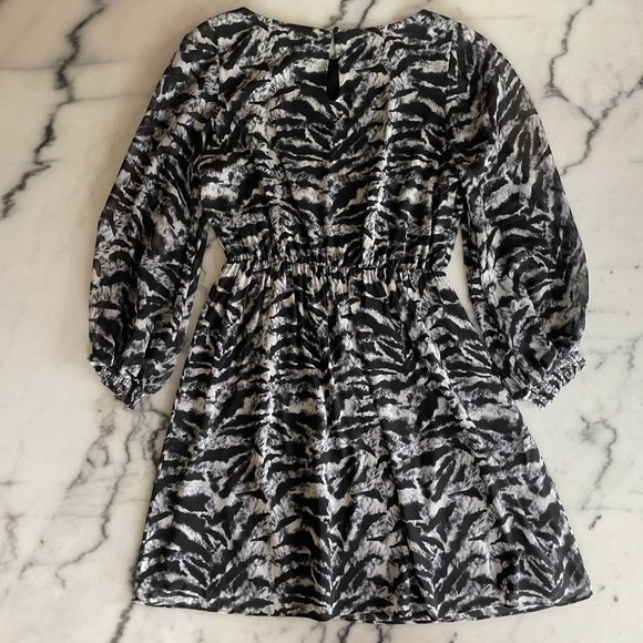 Alice + Olivia Black and White Print Long Sleeve Silk Dress - Picture 12 of 15